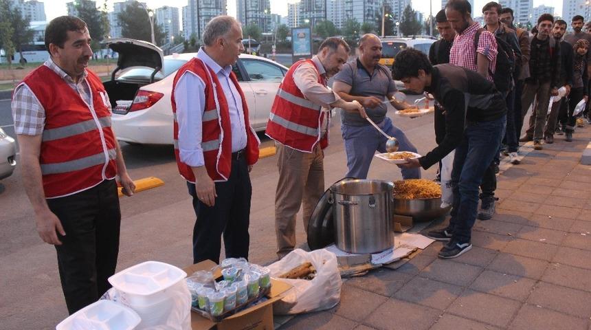 M&uuml;ltecilere Kızılay Diyarbakır Şubesi sahip &ccedil;ıkıyor