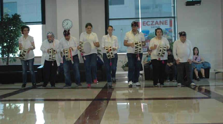 Engelli gen&ccedil;ler m&uuml;zik ve dans ile engellere &ccedil;engel attı