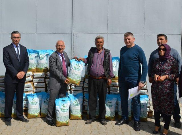 Kırıkkale’de çiftçilere 3,5 ton yonca tohumu dağıtıldı