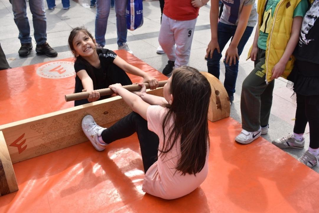 Oyun Karavanı Balıkesirli &ccedil;ocukları eğlendirdi