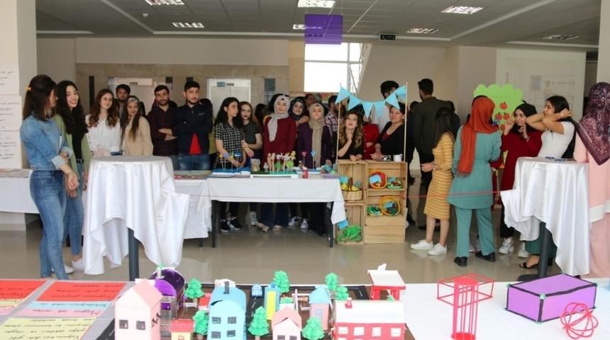 NEV&Uuml; Sınıf &Ouml;ğretmenliği B&ouml;l&uuml;m&uuml; &ouml;ğrencilerinin hazırladığı &lsquo;Materyal Tasarımı Sergisi&rsquo; a&ccedil;ıldı