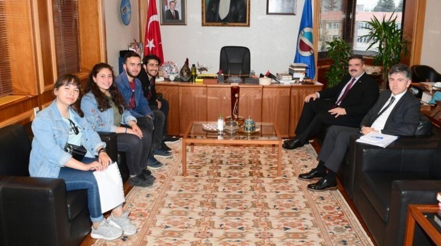 G&ouml;n&uuml;ll&uuml; Toplumsal Hizmetler Kul&uuml;b&uuml;&rsquo;nden Rekt&ouml;r &Ccedil;omaklı&rsquo;ya ziyaret