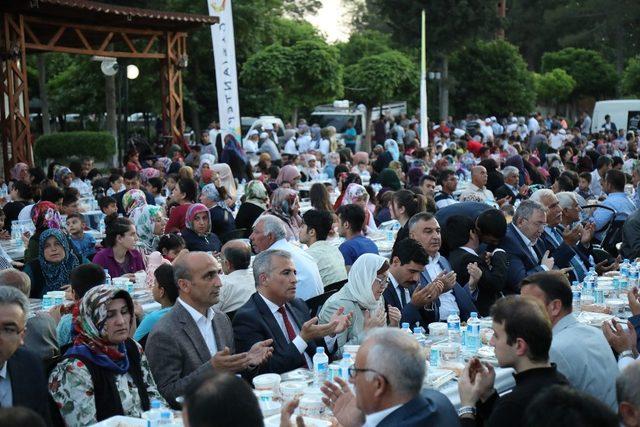 Şahin, iftarda Arabanlılarla bir araya geldi