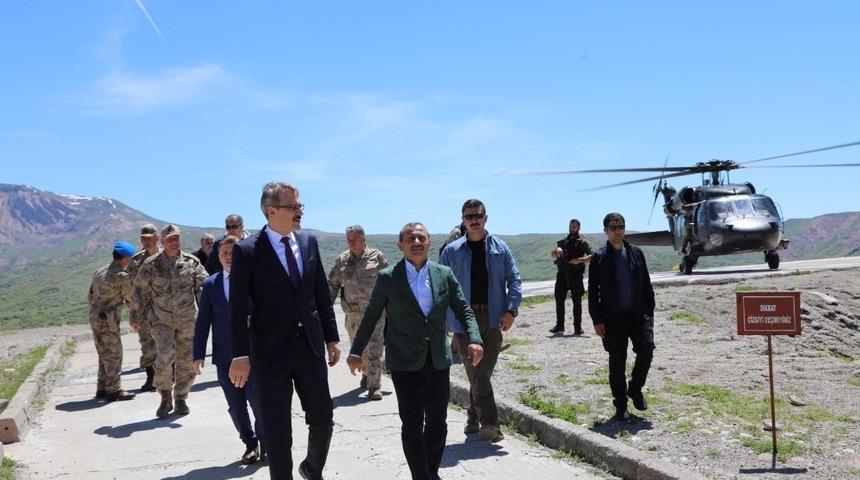 Valilerden, Komandolara ziyaret