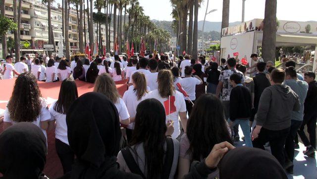 Marmaris'teki Gençlik Yürüyüşü'nde marş tartışması