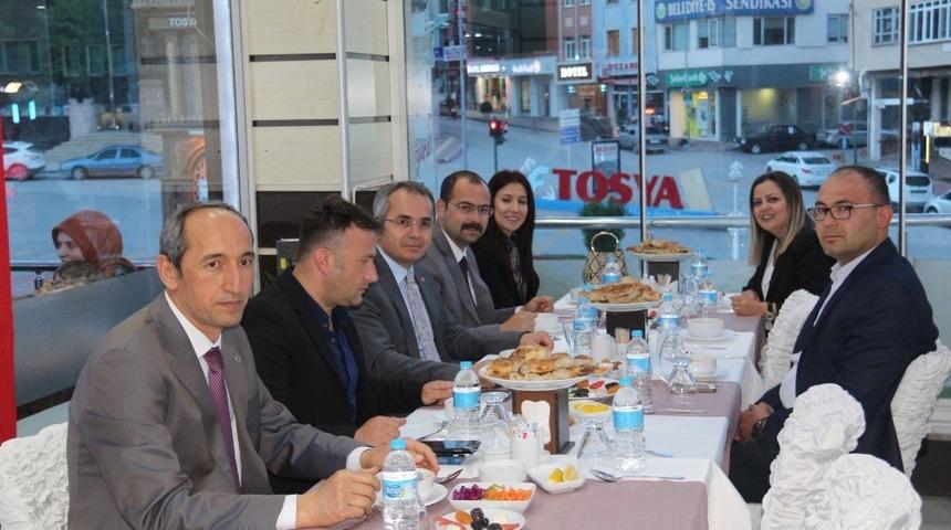 Kaymakam Pişkin, muhtarlarla birlikte iftar yaptı