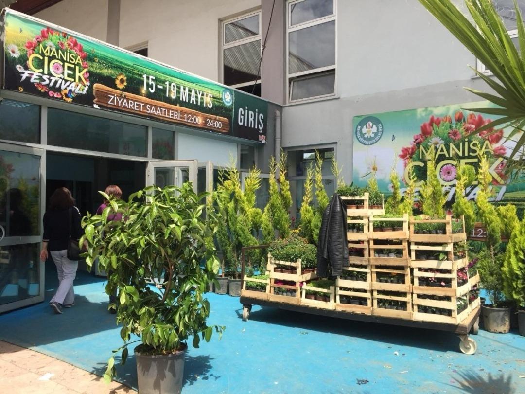Manisa&rsquo;da &Ccedil;i&ccedil;ek Festivali ile renklendi
