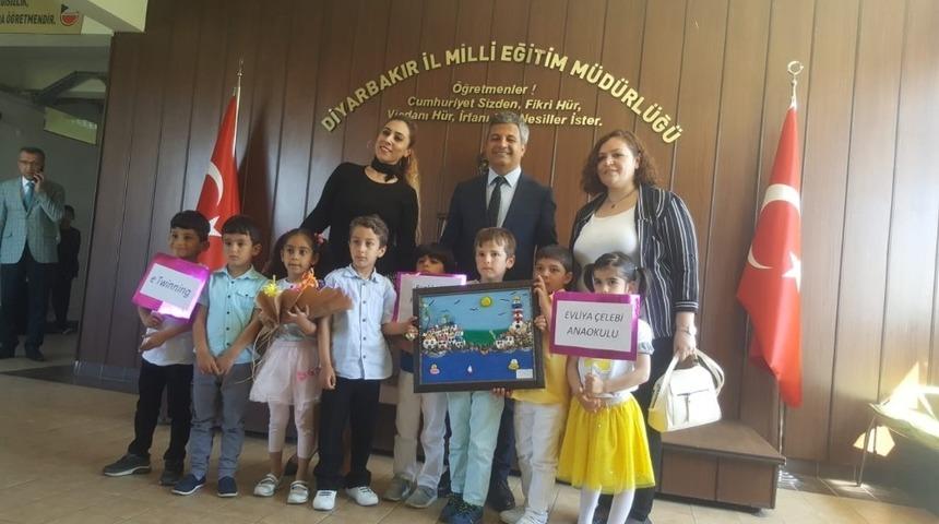 Minik &ouml;ğrenciler &ouml;ğretmenleri ile birlikte Milli Eğitim M&uuml;d&uuml;r&uuml; Taş&ccedil;ıer&rsquo;i ziyaret etti