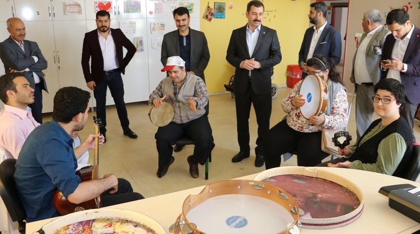 Baydilli engellileri ziyaret etti