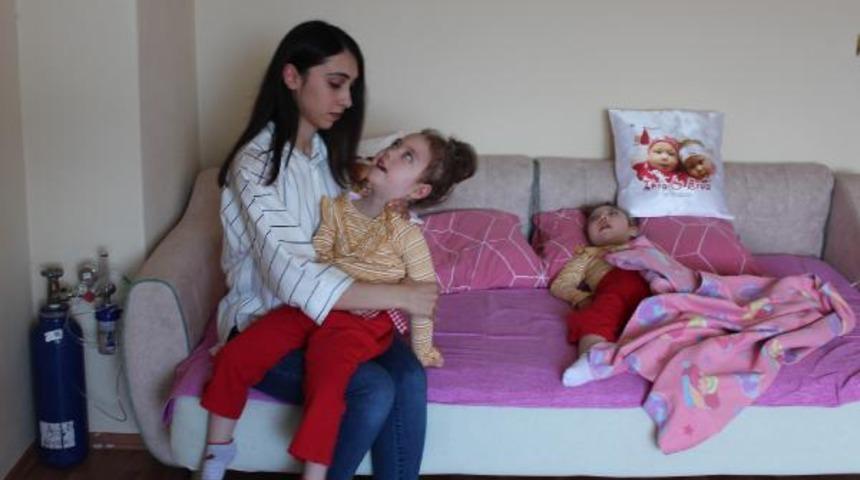 Hastalıklarına teşhis konulamadı! Y&uuml;r&uuml;yemiyor, oturamıyor, konuşamıyor, duyamıyorlar