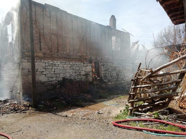 Kızılcahamam&rsquo;da k&ouml;yde &ccedil;ıkan yangın itfaiyeyi alarma ge&ccedil;irdi 1
