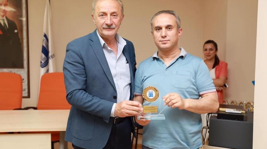 Başkan  Atabay emekliye ayrılan personelleri  &ouml;d&uuml;llendirdi