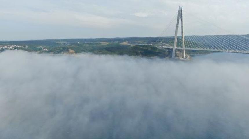 Boğaz'a sis &ccedil;&ouml;kt&uuml;; Kartpostallık g&ouml;r&uuml;nt&uuml; ortaya &ccedil;ıktı