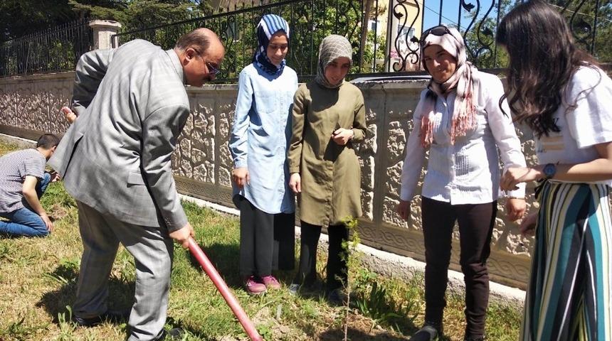 Akşehir&rsquo;de engelli &ccedil;ocuklar fidan dikti