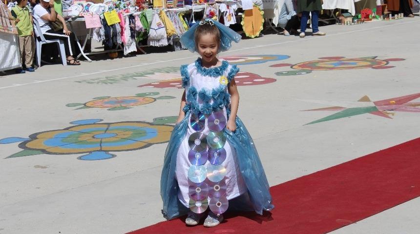 Atık malzemeler &uuml;r&uuml;ne d&ouml;n&uuml;şt&uuml;