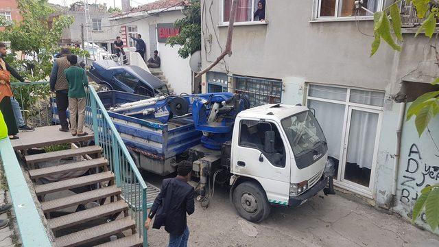 Başakşehir'de vinç, çarptığı otomobille bahçeye düştü