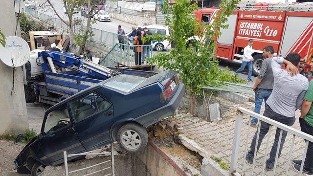 Başakşehir'de vinç, çarptığı otomobille bahçeye düştü
