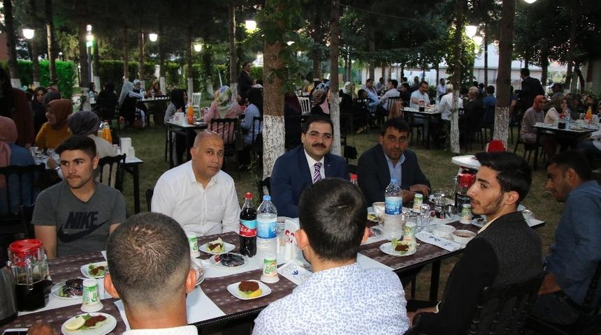 Canpolat belediye &uuml;yeleriyle iftar yaptı