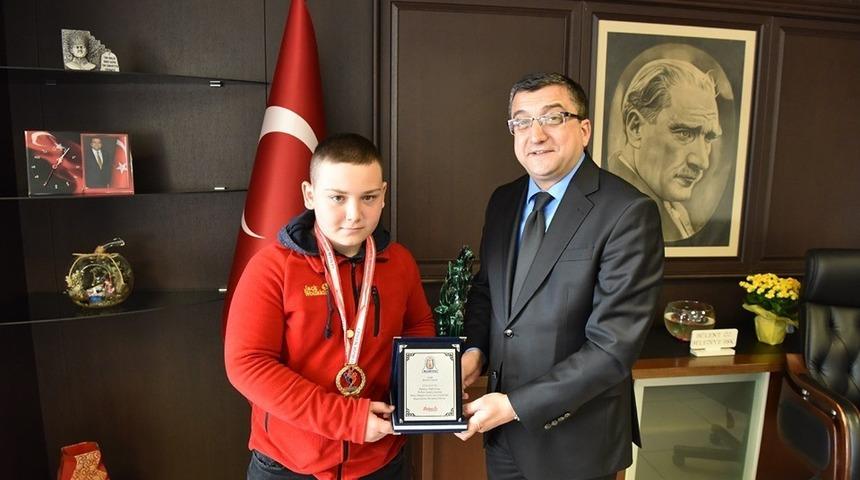 Başkan &Ouml;z&rsquo;den başarılı g&uuml;reş&ccedil;iye &ouml;d&uuml;l