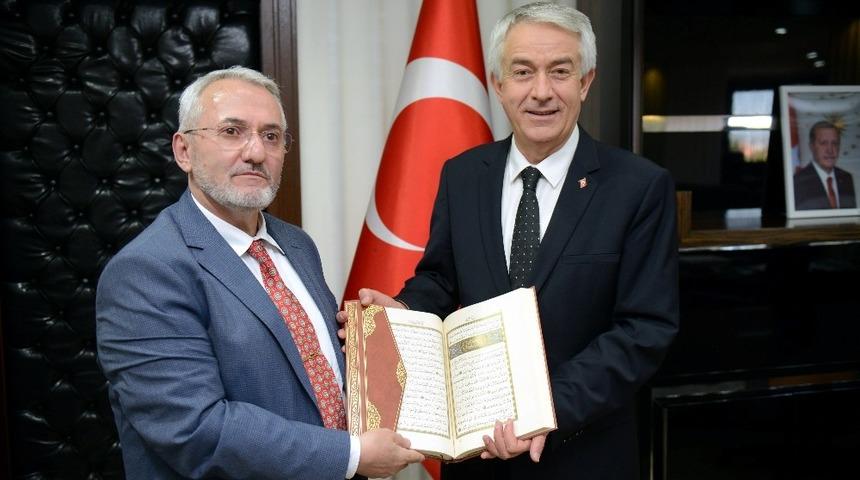 M&uuml;ft&uuml;den Belediye Başkanına Kur&rsquo;an-ı Kerim&rsquo;li hayırlı olsun ziyareti
