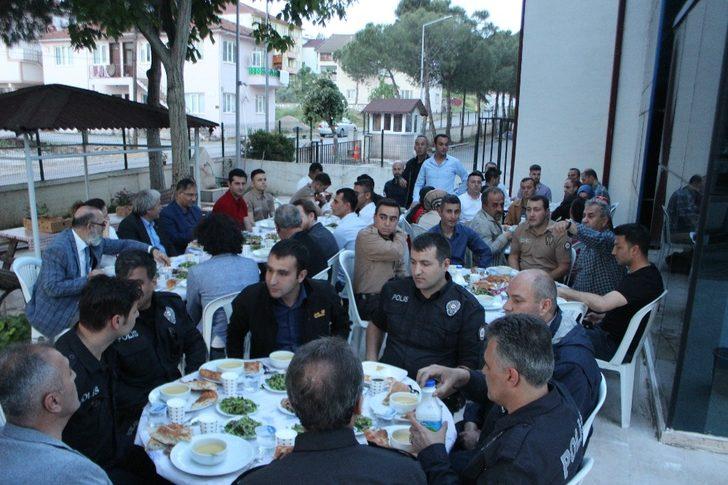 Güvenlik Kuvvetlerini Kalkındırma ve Dayanışma Derneği’nden iftar yemeği G5