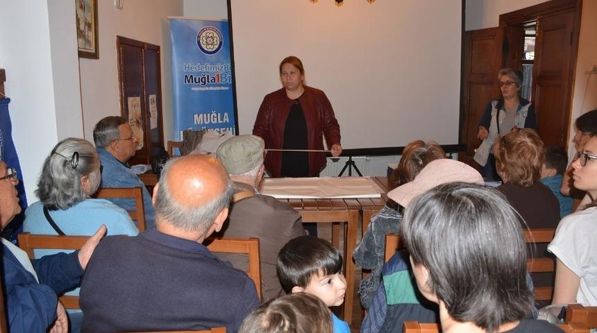 100 Yaş Evi &uuml;yeleri maket u&ccedil;ak yapımını &ouml;ğreniyor