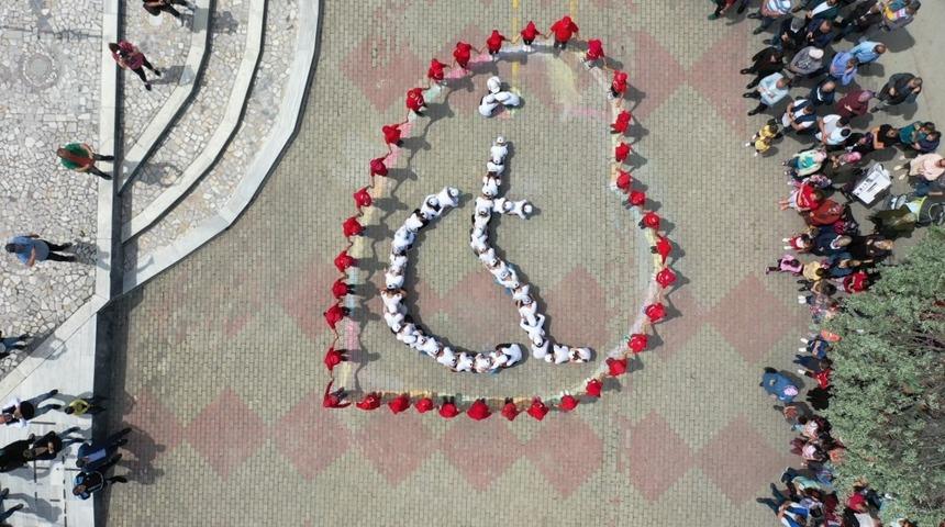 Minik &ouml;ğrencilerden anlamlı koreografi