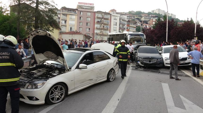 Midib&uuml;s&uuml;n freni boşaldı, 11 ara&ccedil; birbirine girdi: 6 yaralı