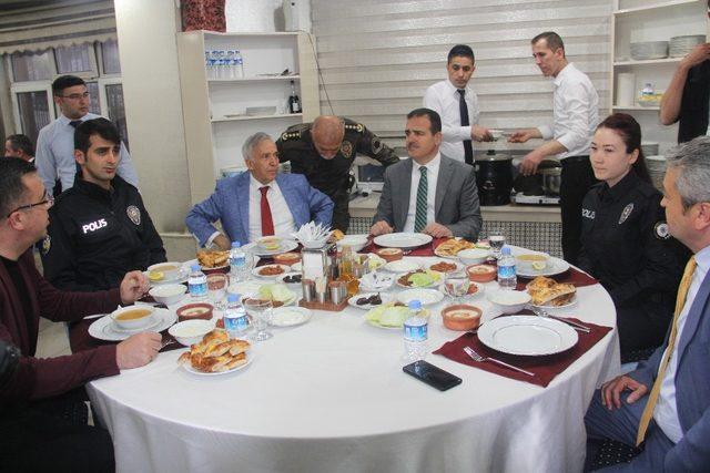 Vali Akbıyık, polis ve kurum amirleri ile iftarını açtı