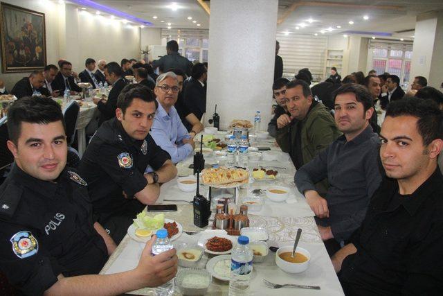 Vali Akbıyık, polis ve kurum amirleri ile iftarını açtı