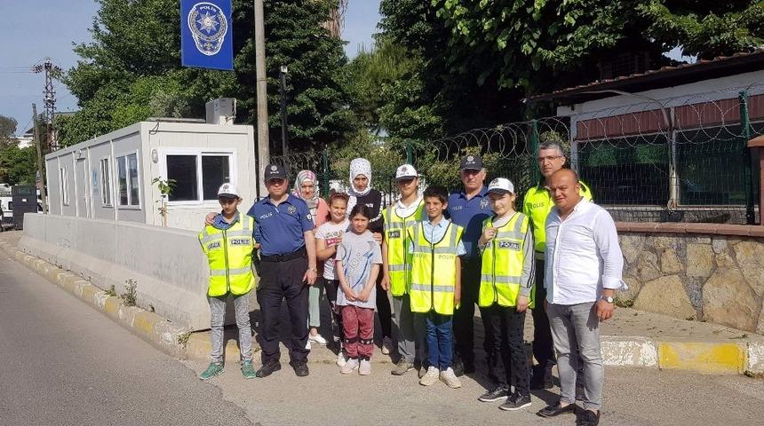 Engelli &ouml;ğrenciler, s&uuml;r&uuml;c&uuml;leri denetleyip uyardı