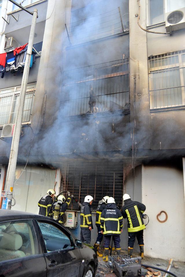 Evdeki yangında biri bebek 4 kişi, dumandan etkilendi