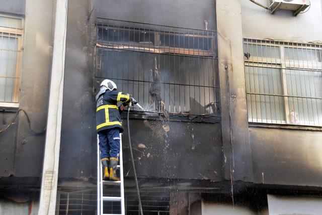 Evdeki yangında biri bebek 4 kişi, dumandan etkilendi