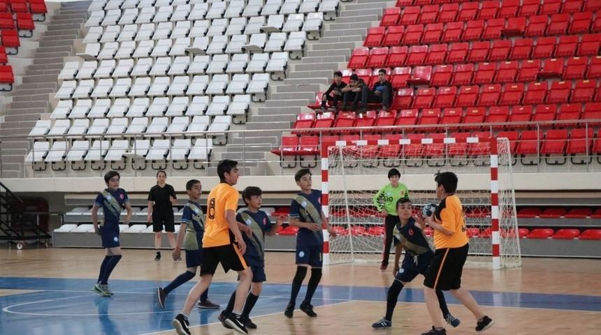 Gen&ccedil;lik Haftası hentbol m&uuml;sabakaları yapıldı