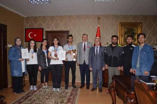 Erzincan Üniversitesi öğrencilerinden atıcılıkta Türkiye rekoru