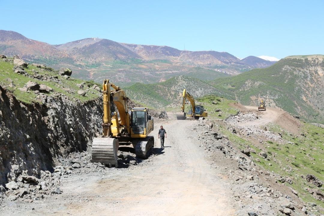 Hayırsever işadamı, "D&uuml;zg&uuml;n Baba" ziyaretgahının yolunu genişletiyor