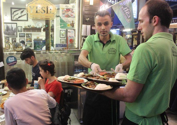 (ÖZEL) Tarihi lezzetle iftar açmak isteyen binlerce kişi oraya akın ediyor G3