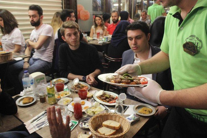 (ÖZEL) Tarihi lezzetle iftar açmak isteyen binlerce kişi oraya akın ediyor G4