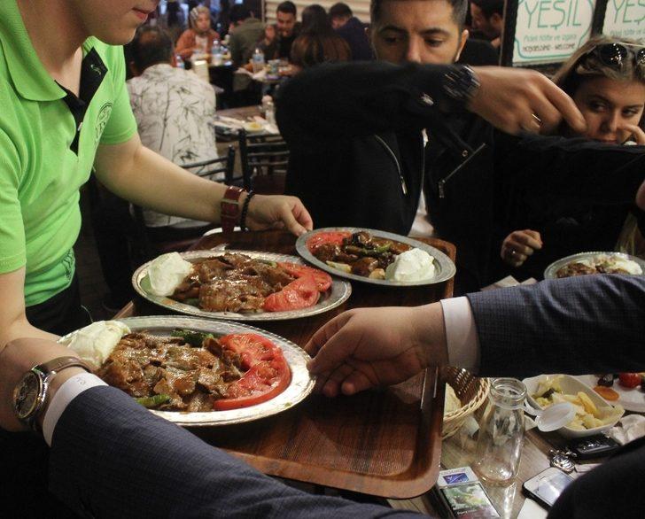 (ÖZEL) Tarihi lezzetle iftar açmak isteyen binlerce kişi oraya akın ediyor G5