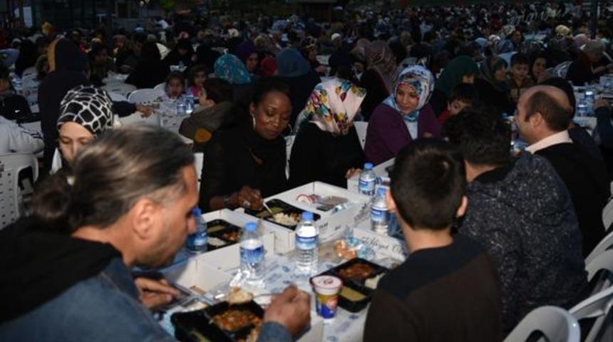 Della Miles Bağcılar’da iftar yaptı
