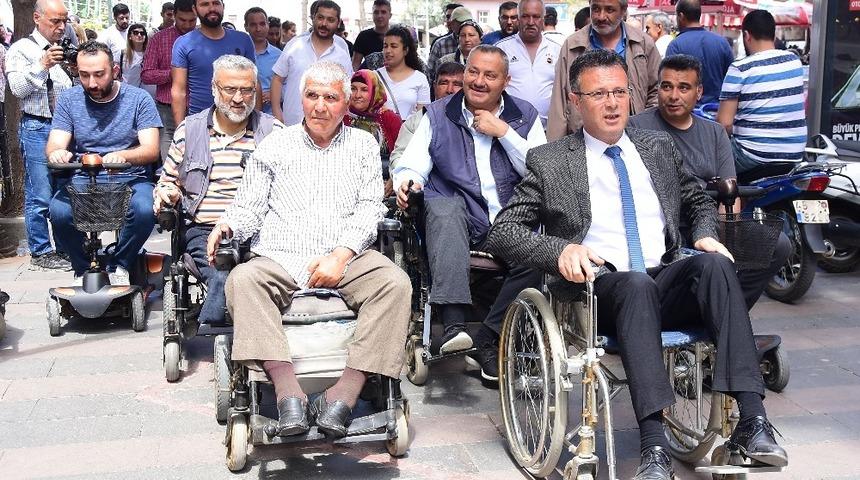 Başkan &Ouml;k&uuml;zc&uuml;oğlu tekerlekli sandalyede