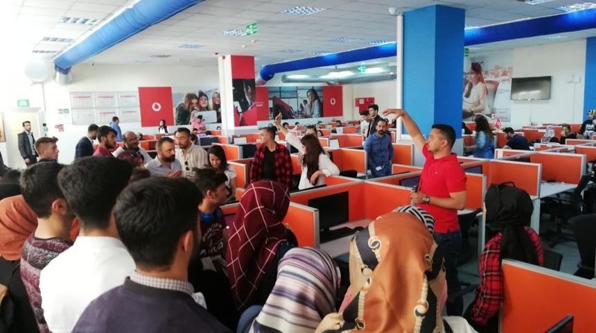 BEÜ Çağrı Merkezi öğrencileri, mesleği yerinde öğreniyor