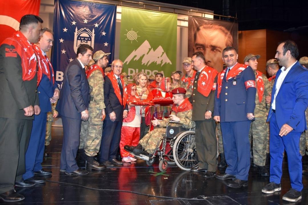 Engelli gen&ccedil;lere asker kınası yakıldı