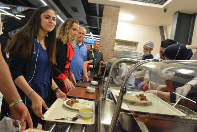 Rektör iftar yemeğinde öğrencilerle bir araya geldi