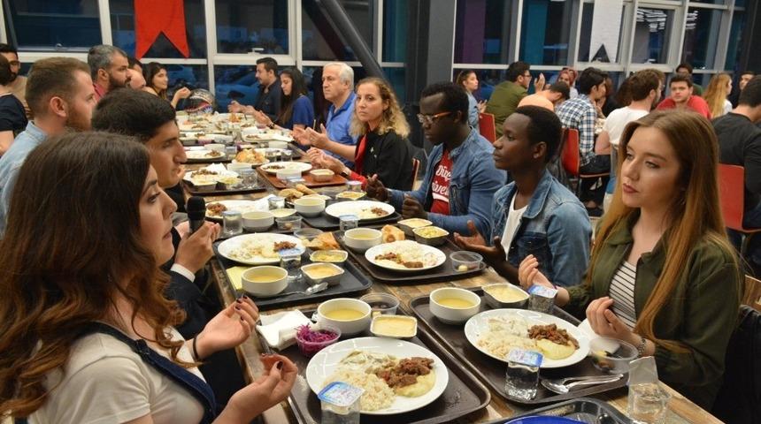 Rektör iftar yemeğinde öğrencilerle bir araya geldi