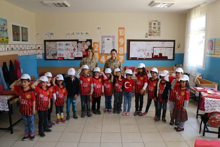 Kadın askerlerden çocuklara ziyaret G1