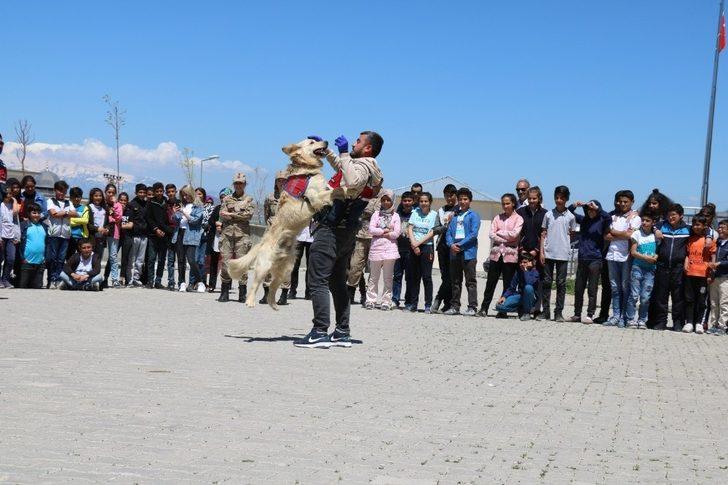 Kadın askerlerden çocuklara ziyaret G3
