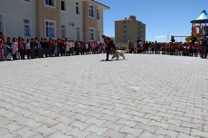 Kadın askerlerden çocuklara ziyaret G4