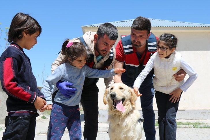 Kadın askerlerden çocuklara ziyaret G5