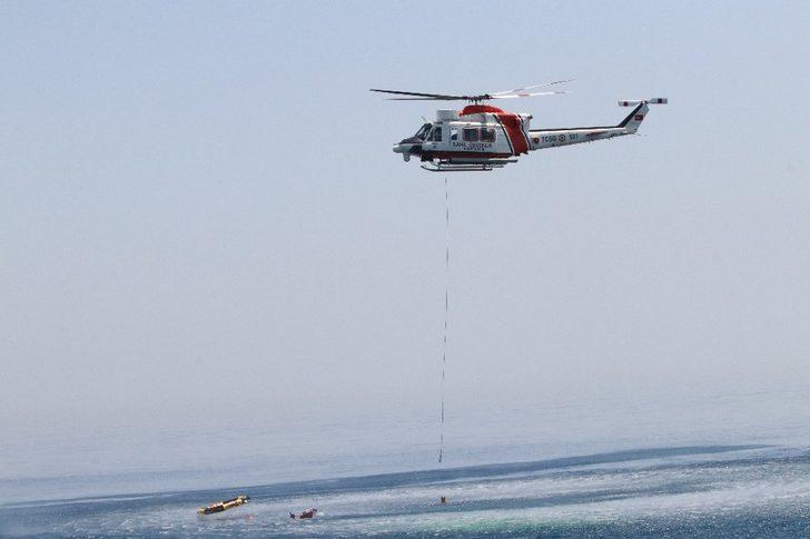 Mersin'de hareketli anlar! Paraşütlerle denize indiler G2